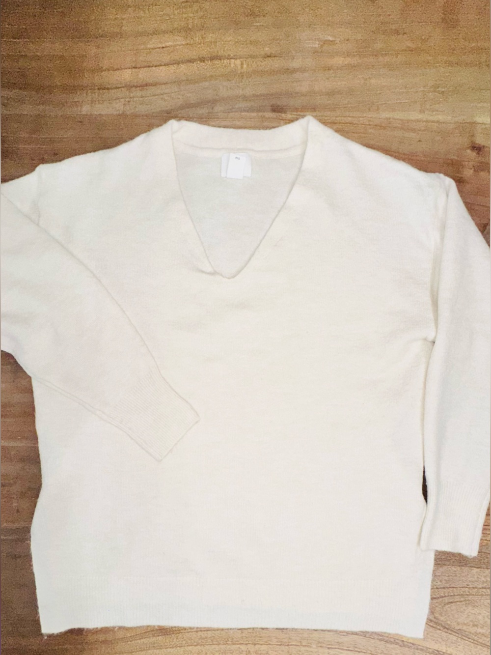 H&M Cream V-Neck Knit Sweater size: Medium